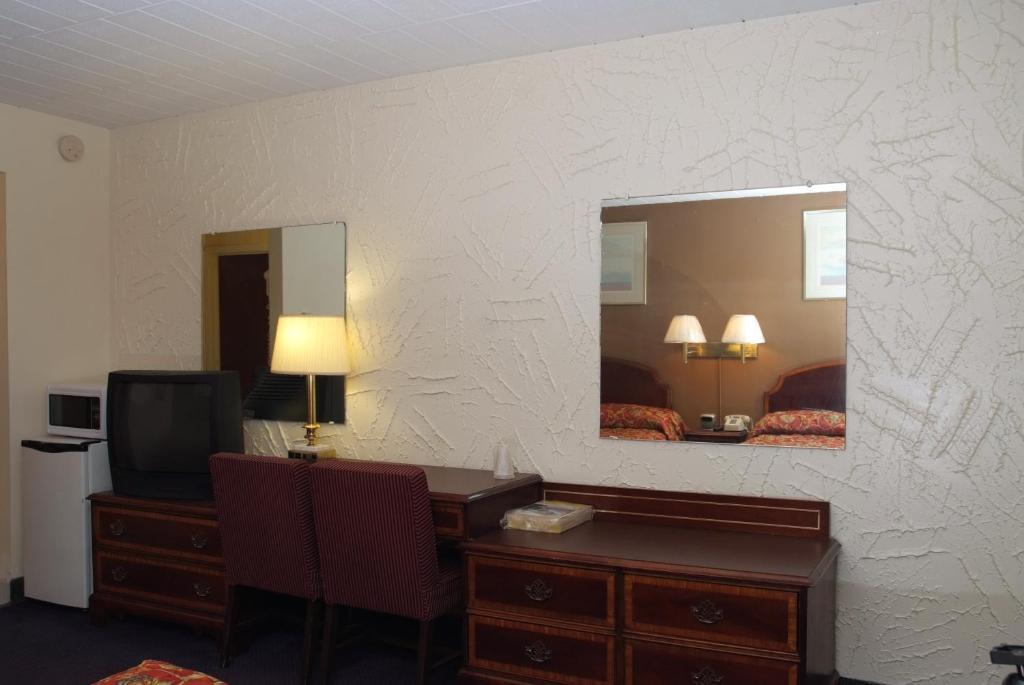 Fairway Inn & Suites Kitchener Room photo